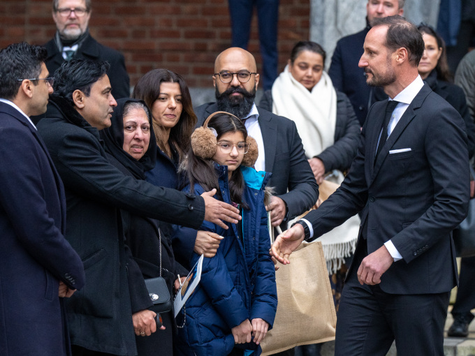 Kronprins Haakon kondolerer familien etter begravelsen. Foto: Heiko Junge / NTB
